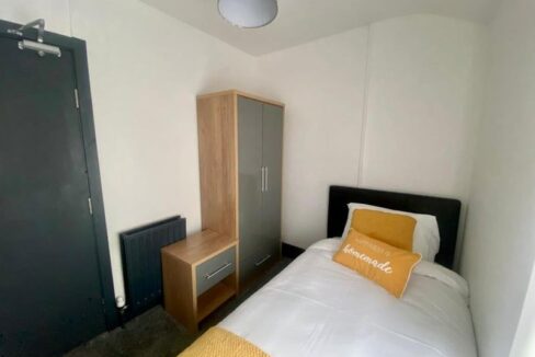 Room Hainton Avenue in Grimsby