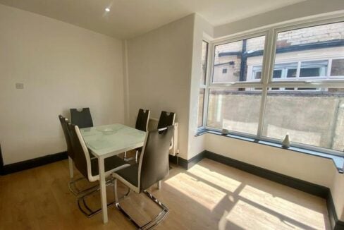 Room Hainton Avenue in Grimsby