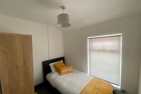 Room Hainton Avenue in Grimsby