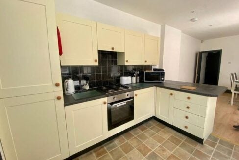 Room Hainton Avenue in Grimsby