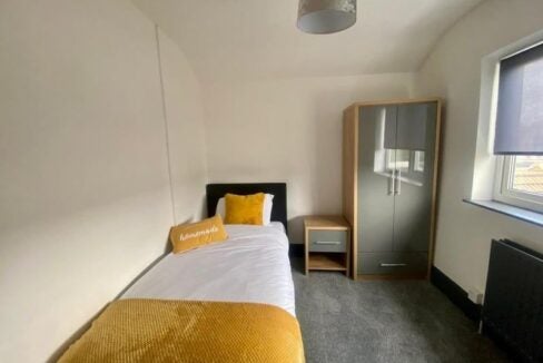 Room Hainton Avenue in Grimsby