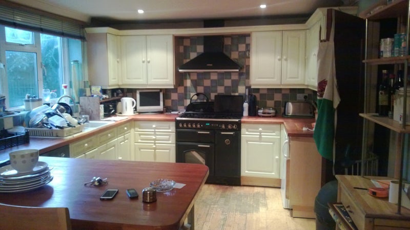 Room Mill Street in Slough