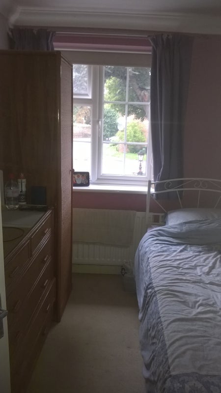 Room Mill Street in Slough