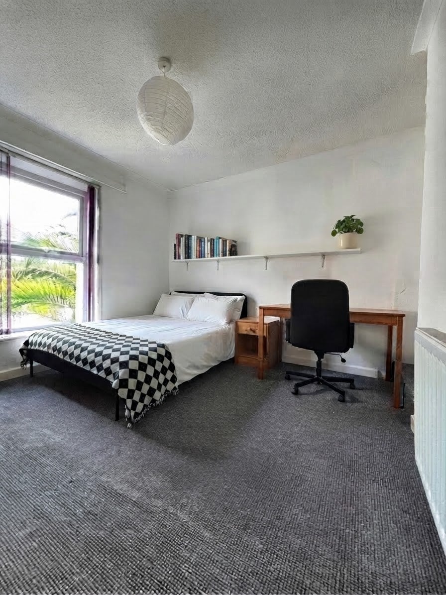 Room Furzehill Road in Plymouth