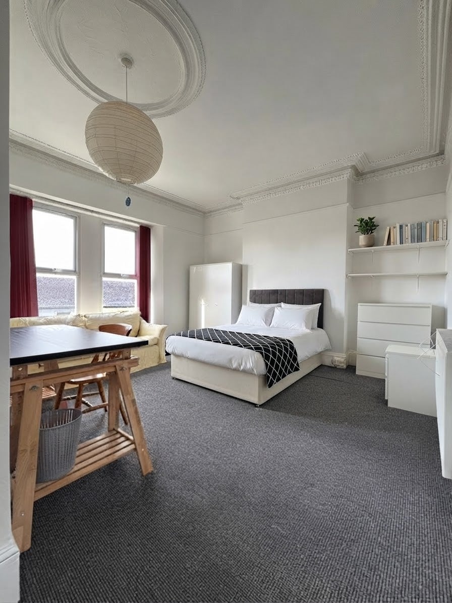 Room Furzehill Road in Plymouth