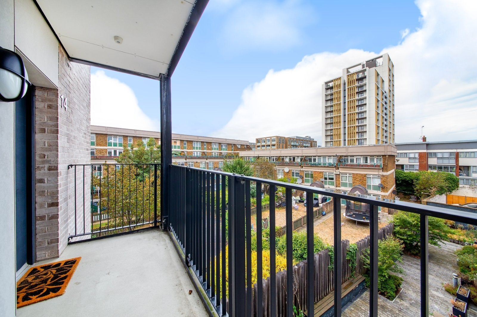 Flat Wynne Road in Greater London