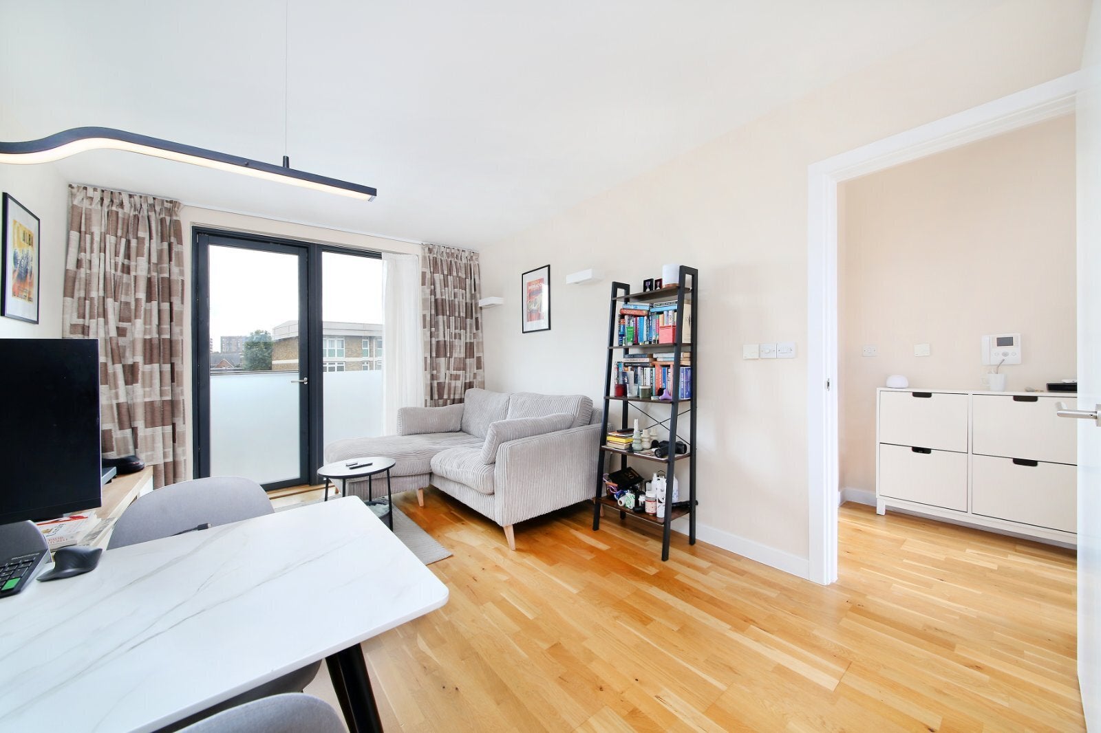 Flat Wynne Road in Greater London