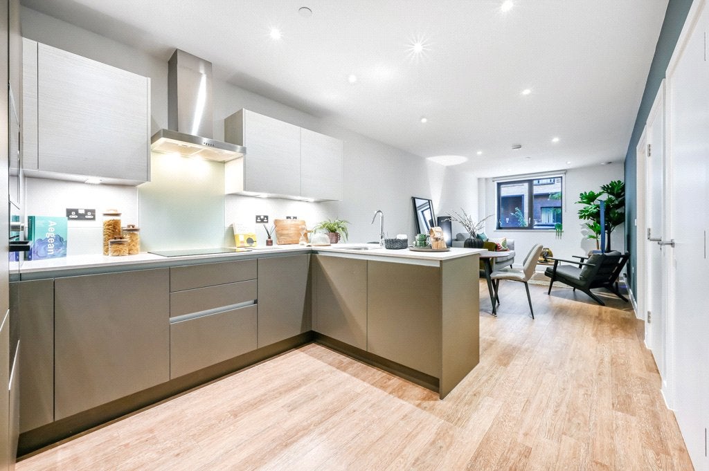 Flat Vanguard Way in Greater London