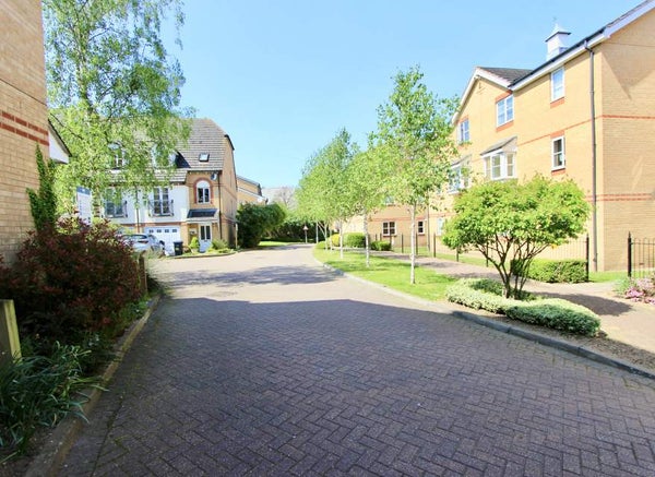 Flat Pickard Close in London