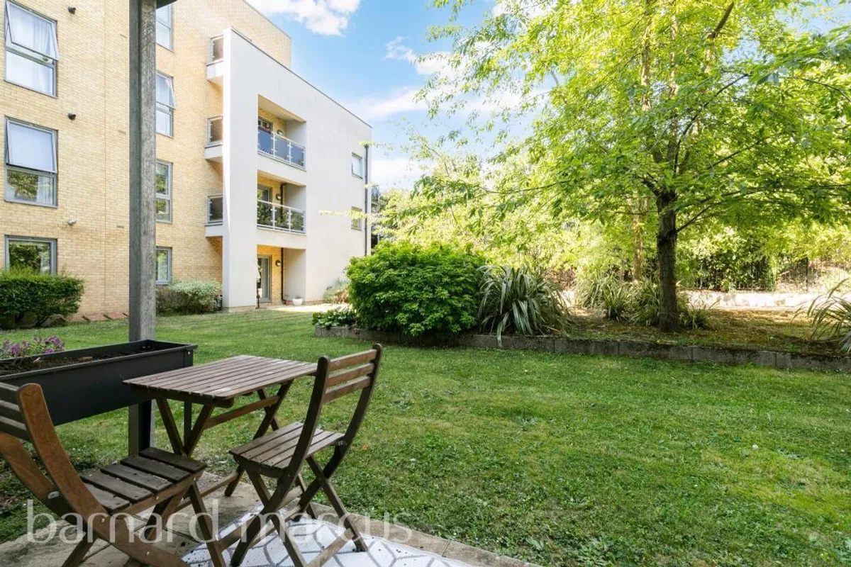 Flat St George's Grove in Greater London