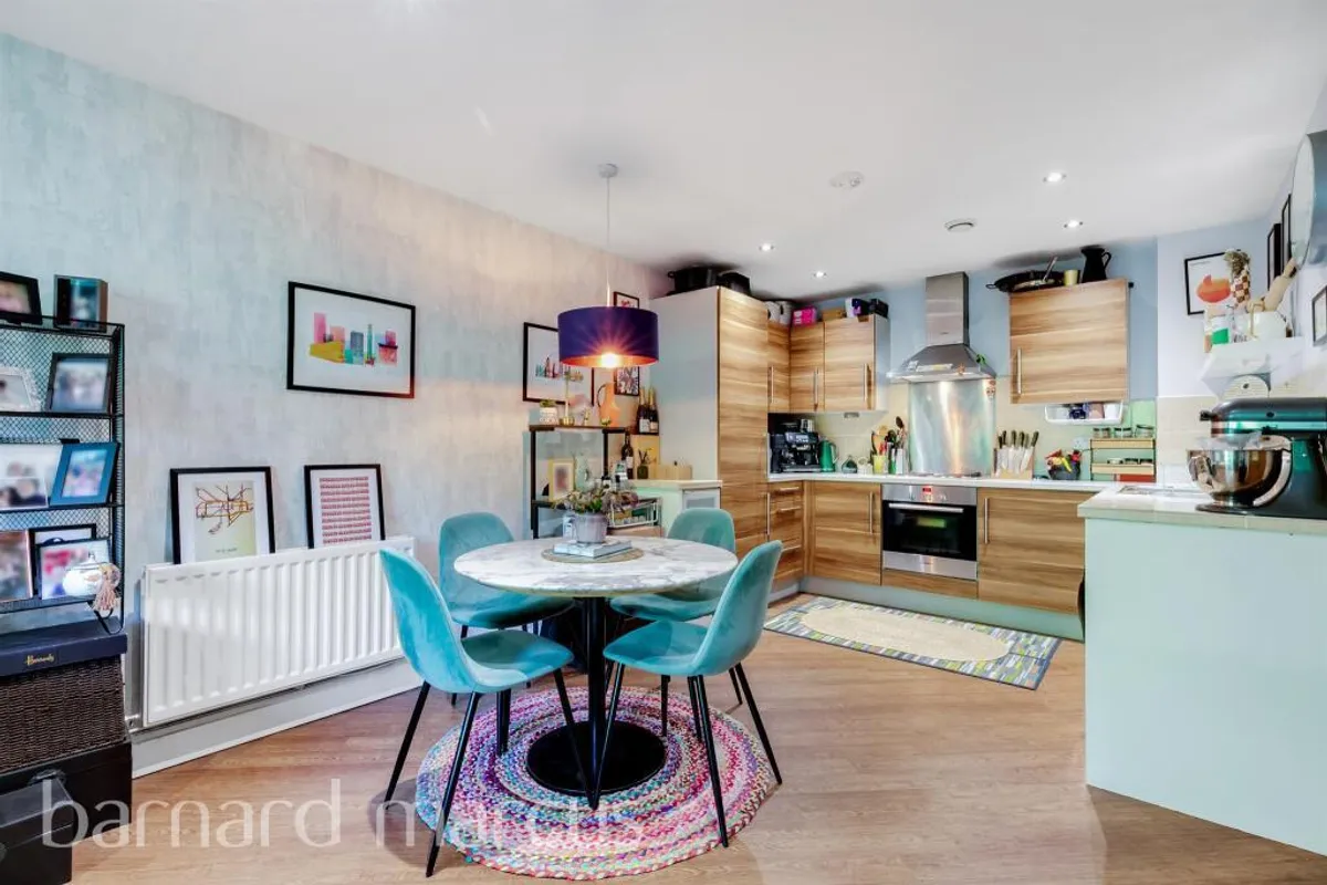 Flat St George's Grove in Greater London