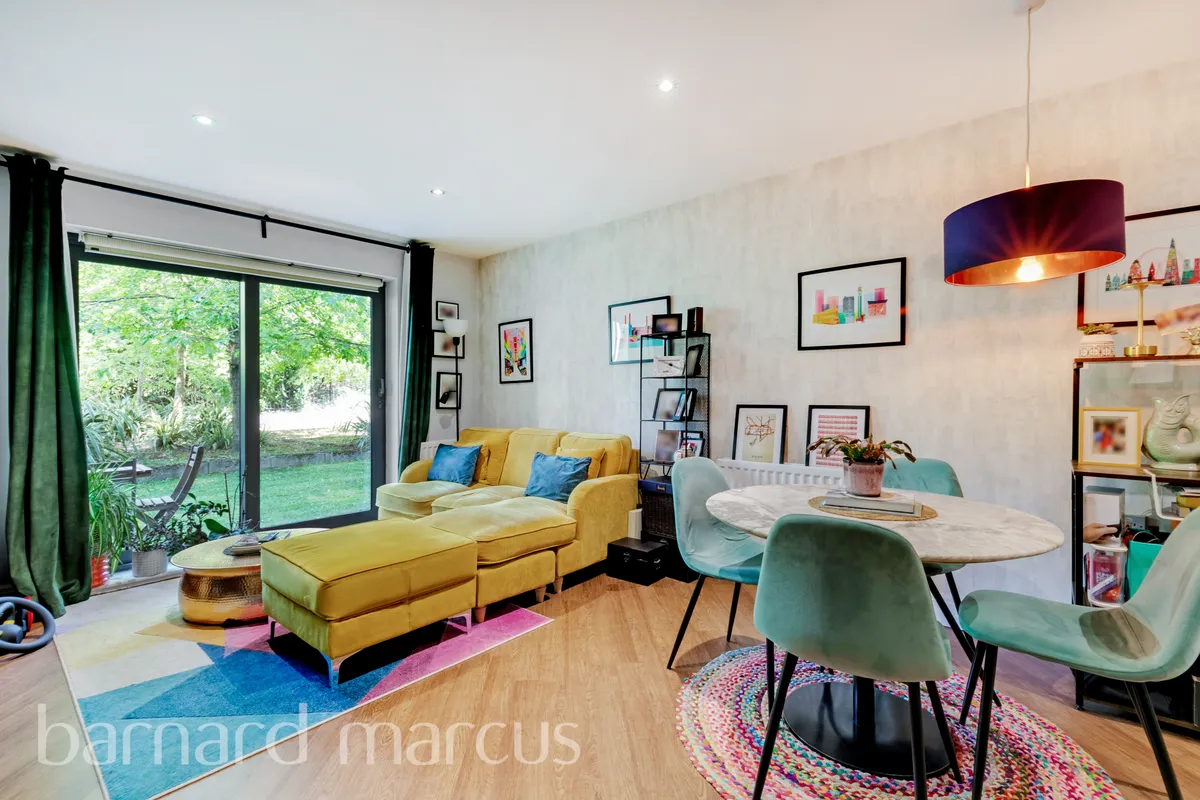 Flat St George's Grove in Greater London