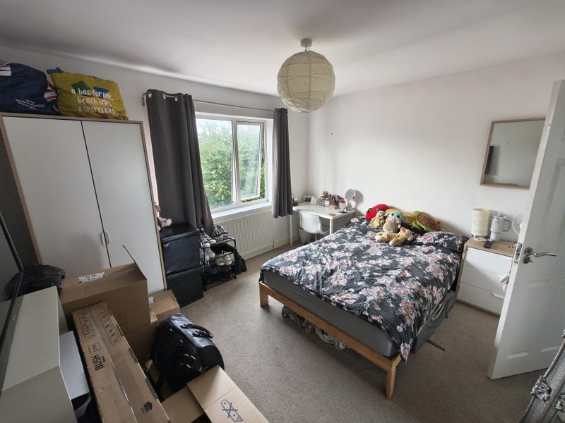 Room Ravenswood Road in Nottingham