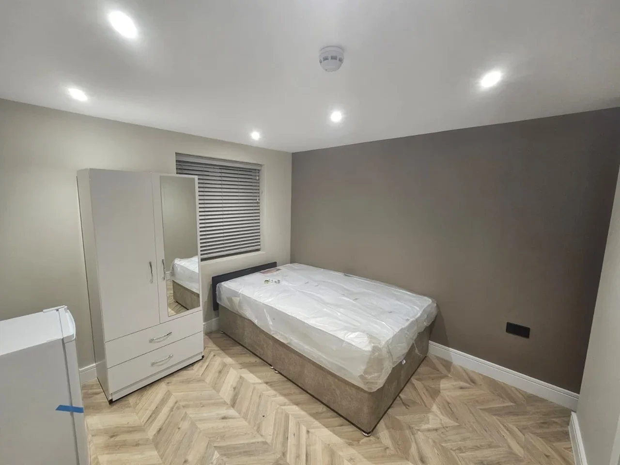 Flat Conway Crescent in Greater London