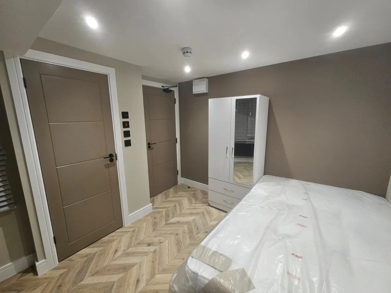 Flat Conway Crescent in Greater London