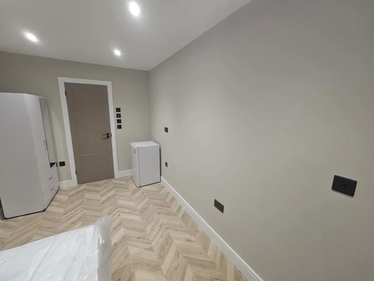 Flat Conway Crescent in Greater London
