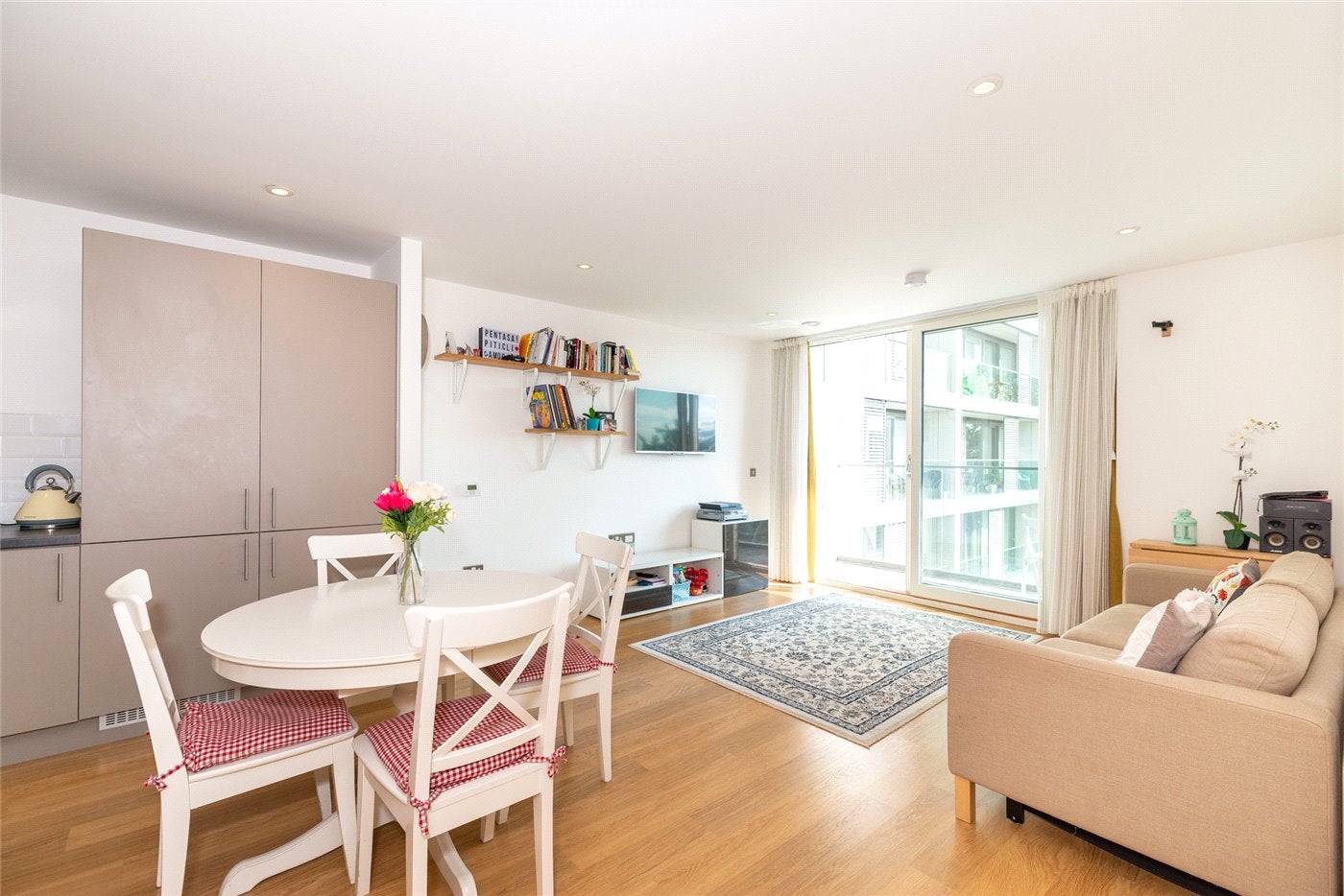 Flat Upper Richmond Road in Greater London