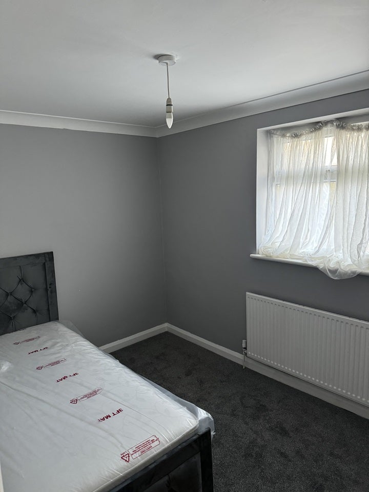 Room Hedgemans Road in Greater London