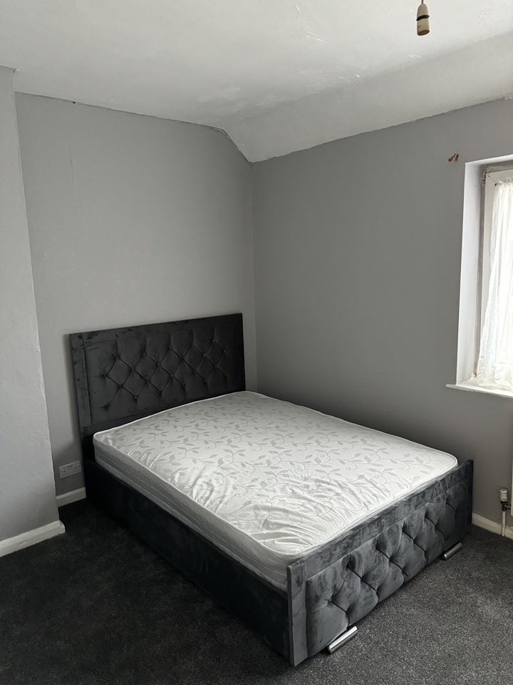 Room Hedgemans Road in Greater London