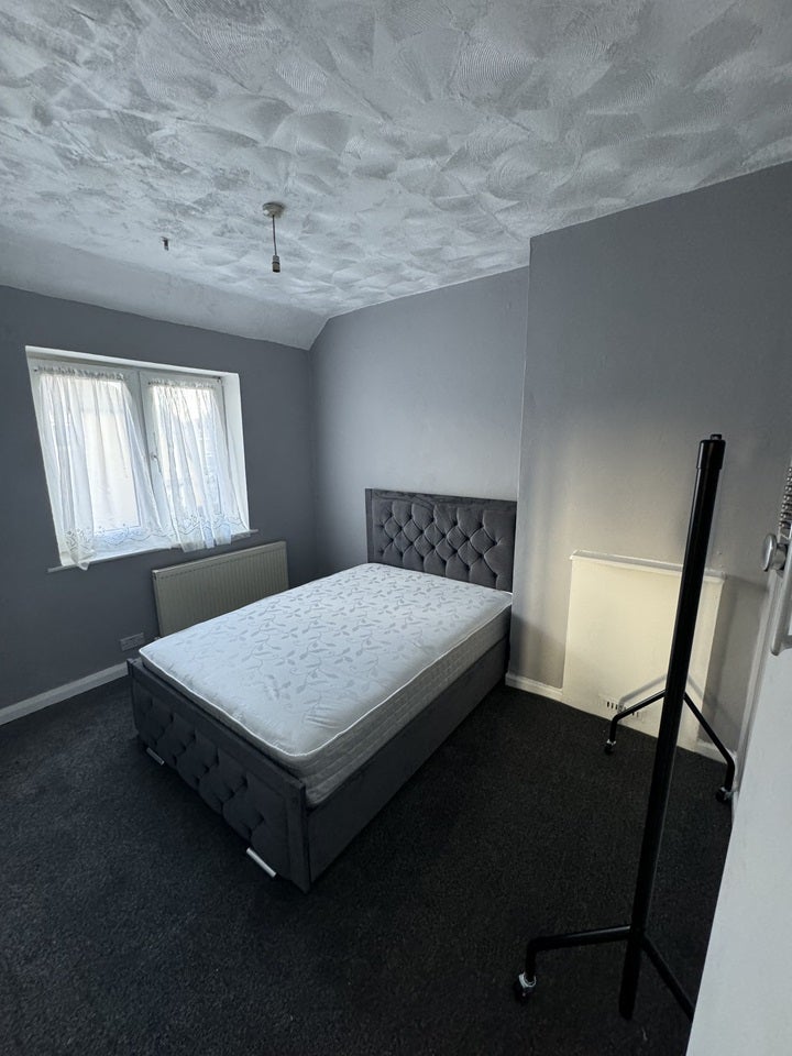 Room Hedgemans Road in Greater London
