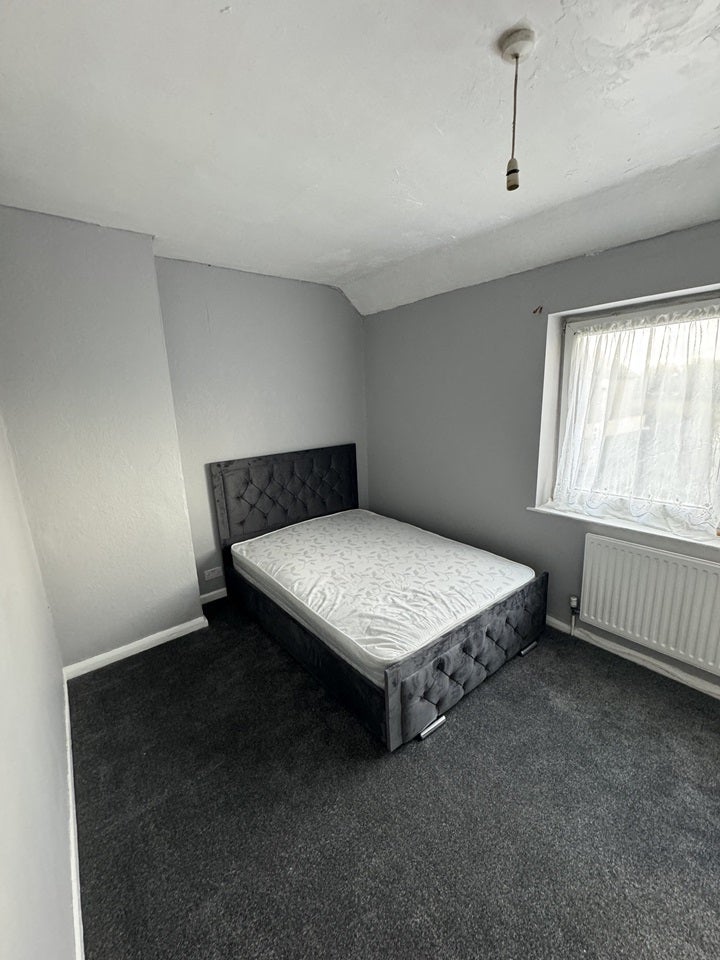 Room Hedgemans Road in Greater London