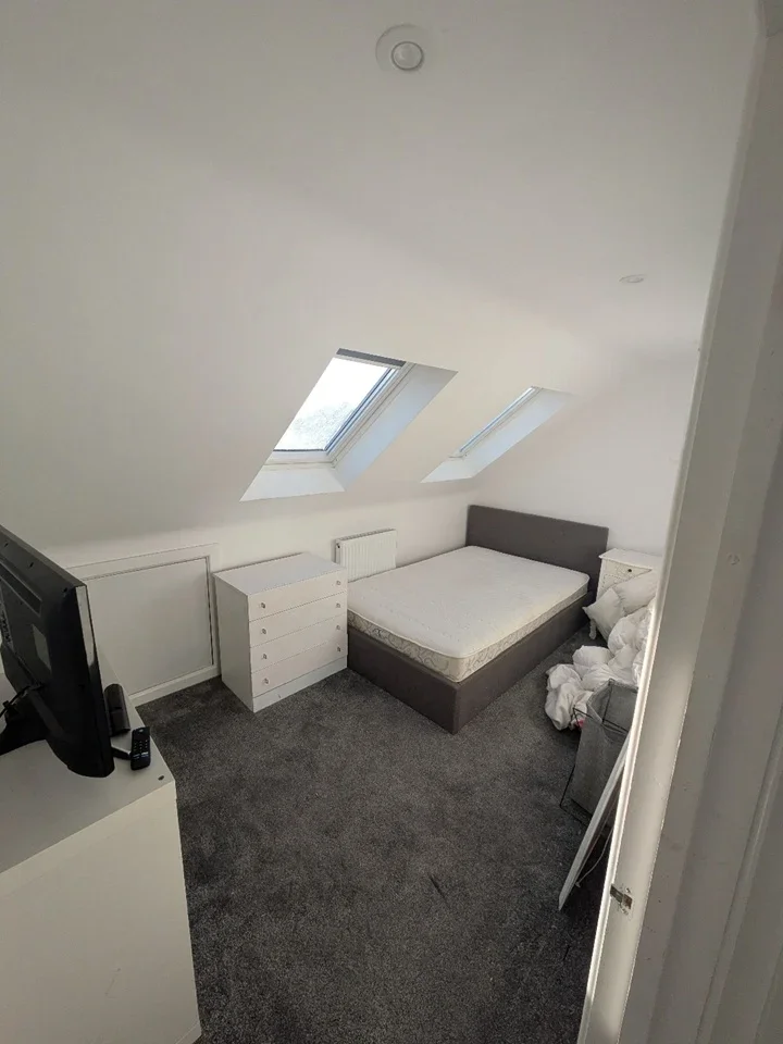 Room The Meadway in Reigate and Banstead