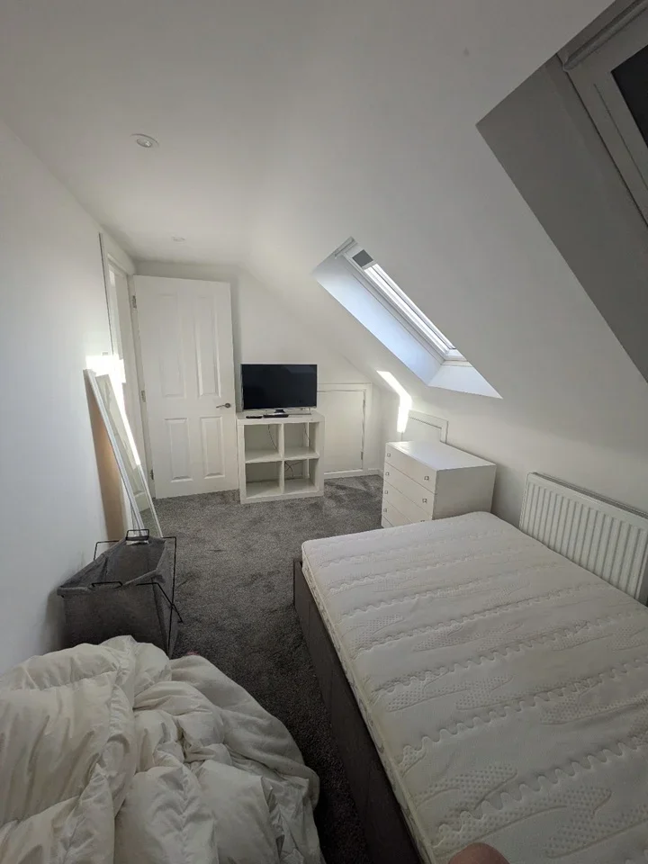 Room The Meadway in Reigate and Banstead