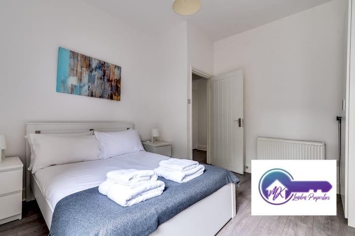 Flat Mostyn Avenue in Greater London