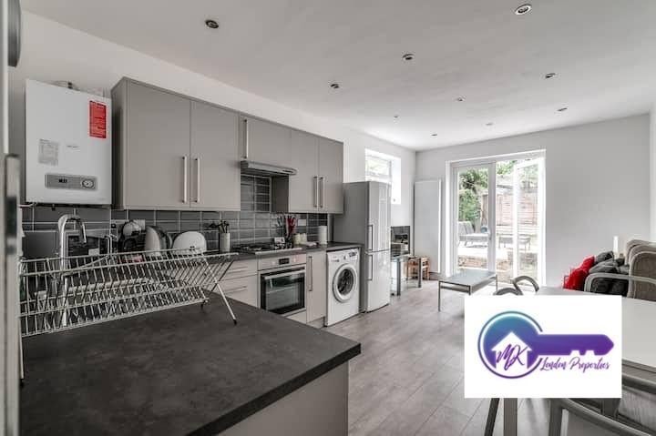 Flat Mostyn Avenue in Greater London