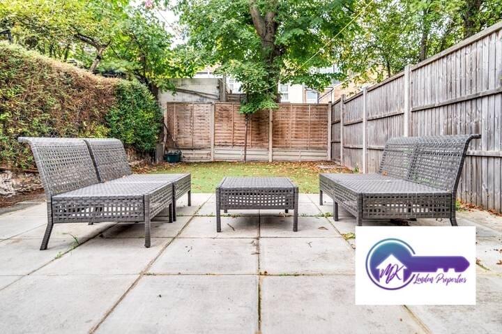Flat Mostyn Avenue in Greater London