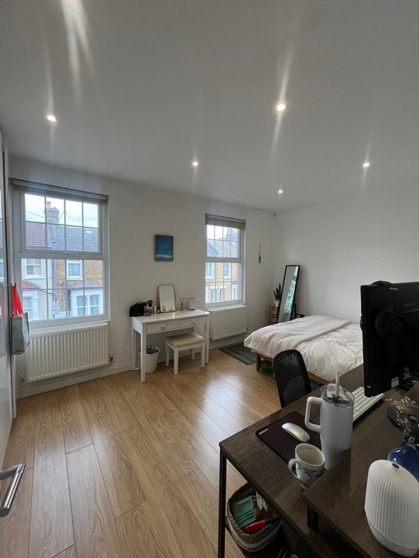 Room Huntspill Street in Greater London