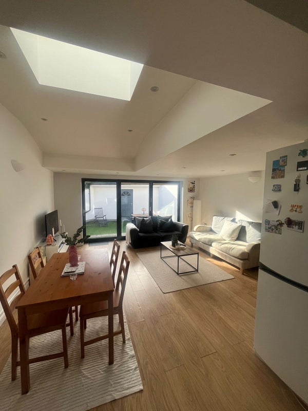 Room Huntspill Street in Greater London