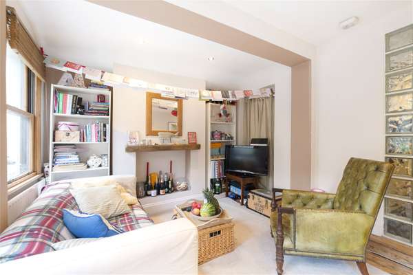 Flat Knoll Road in Greater London