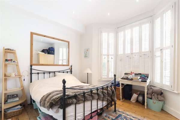 Flat Knoll Road in Greater London