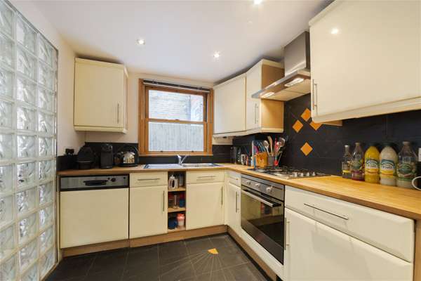 Flat Knoll Road in Greater London