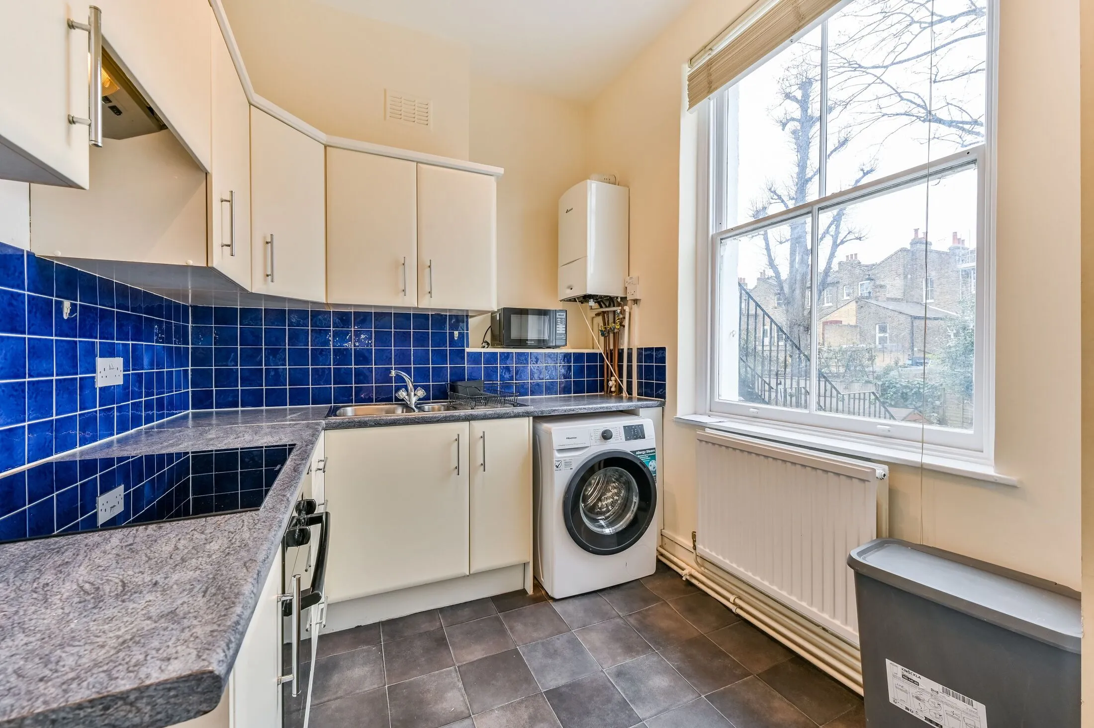 Flat Cleveland Road in Greater London