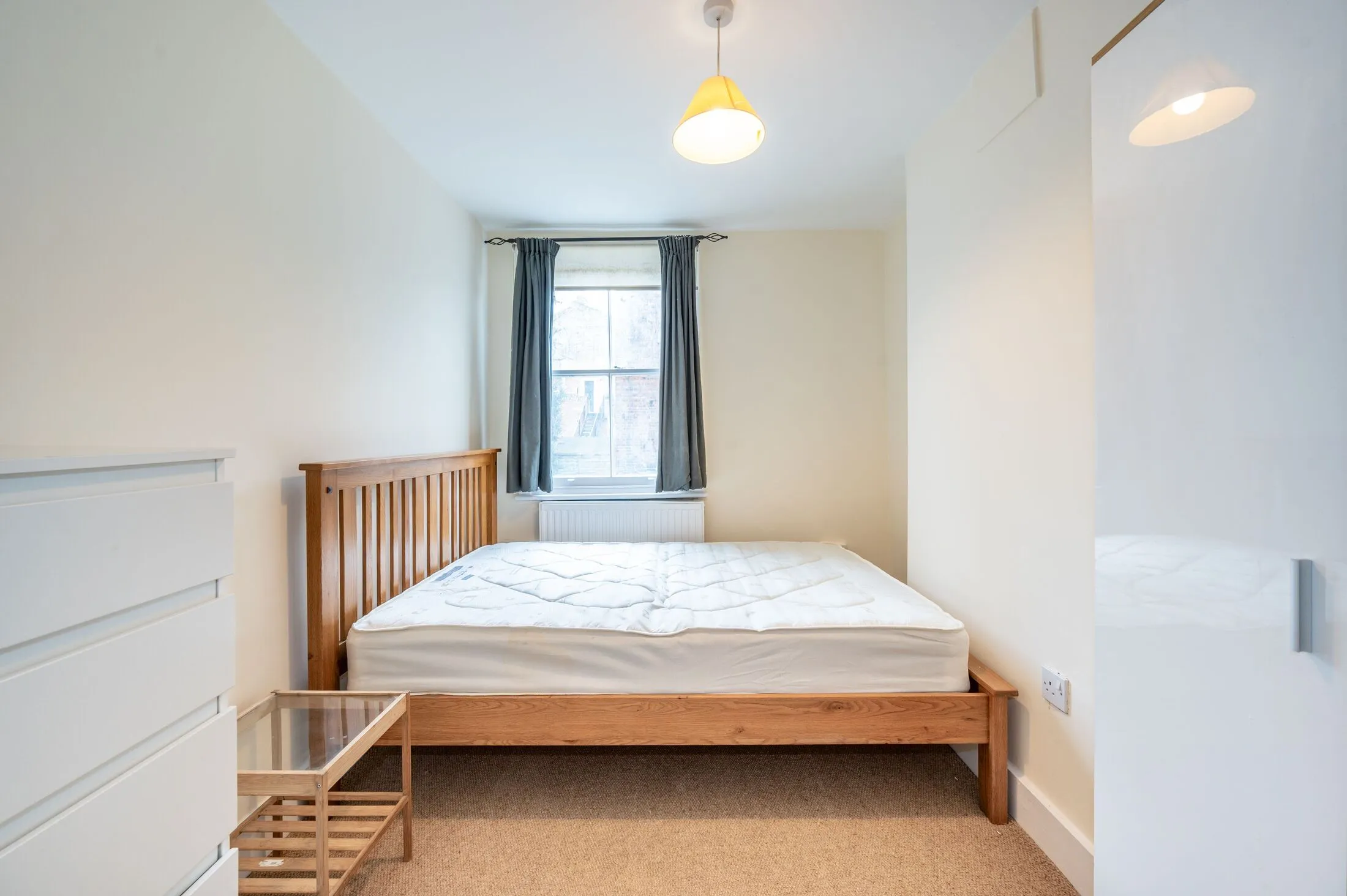 Flat Cleveland Road in Greater London