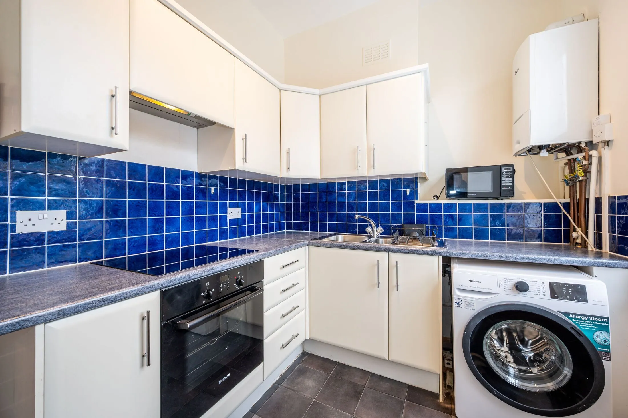 Flat Cleveland Road in Greater London