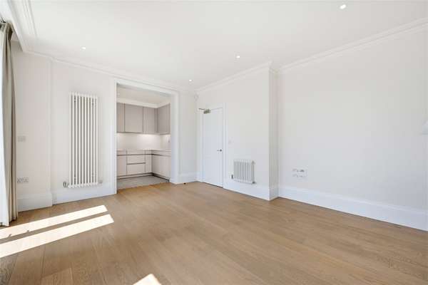Flat Burnsall Street in Greater London