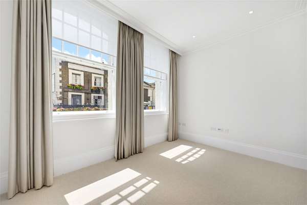 Flat Burnsall Street in Greater London