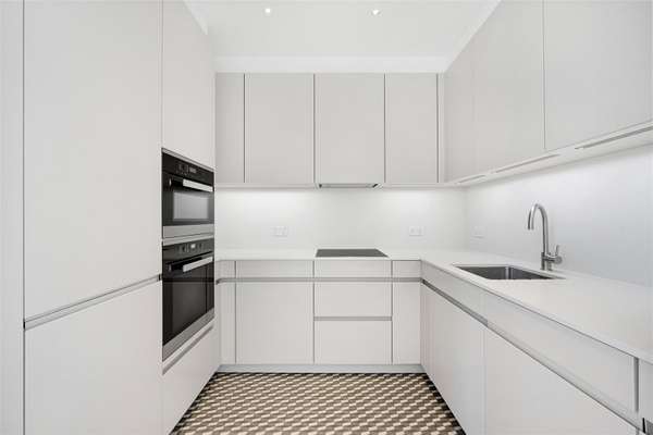 Flat Burnsall Street in Greater London