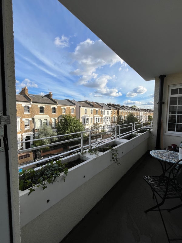 Flat Frithville Gardens in Greater London