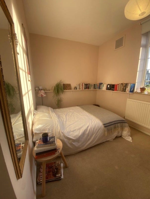 Flat Frithville Gardens in Greater London