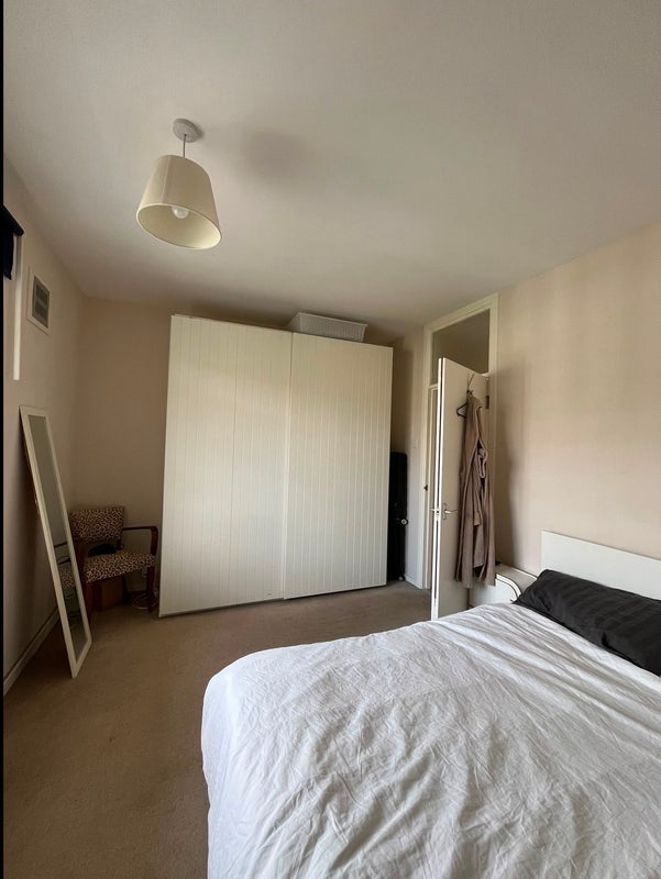 Flat Frithville Gardens in Greater London