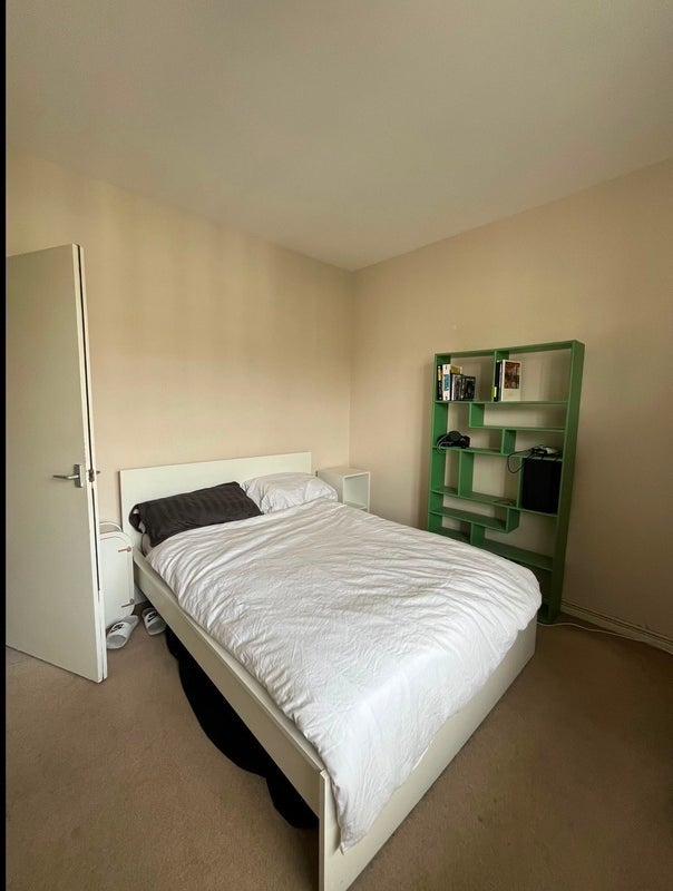 Flat Frithville Gardens in Greater London