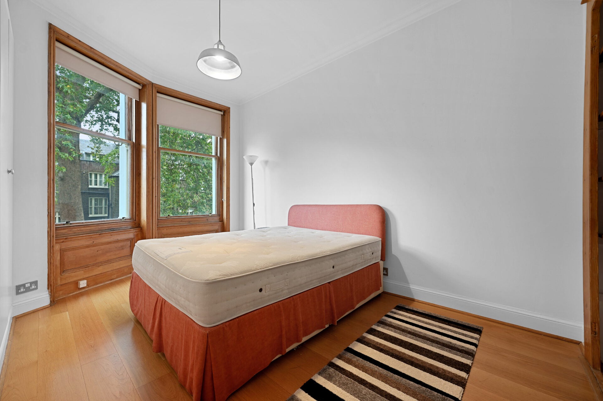 Flat Ridgmount Gardens in Greater London