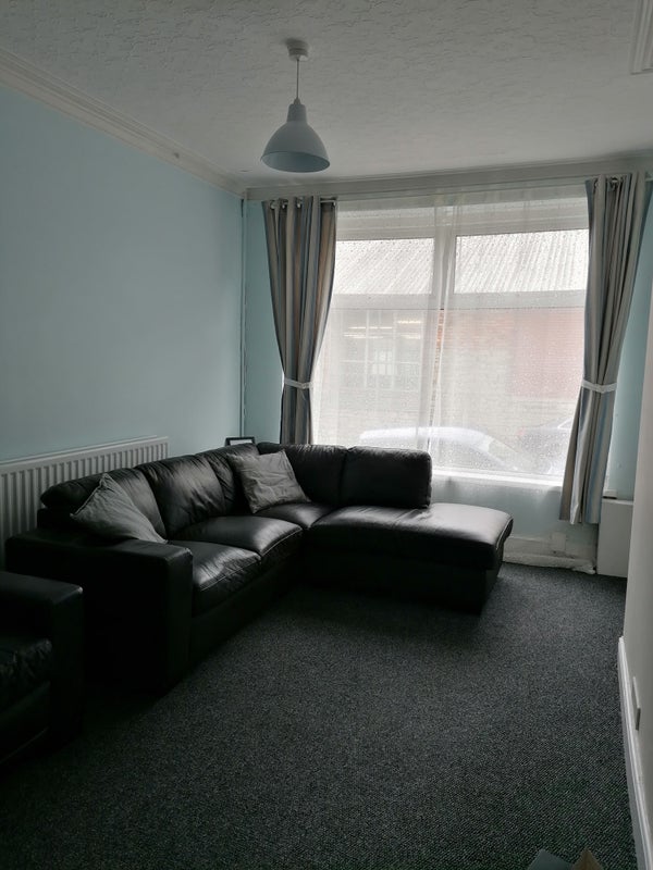 Room Kendrick Road in Barry