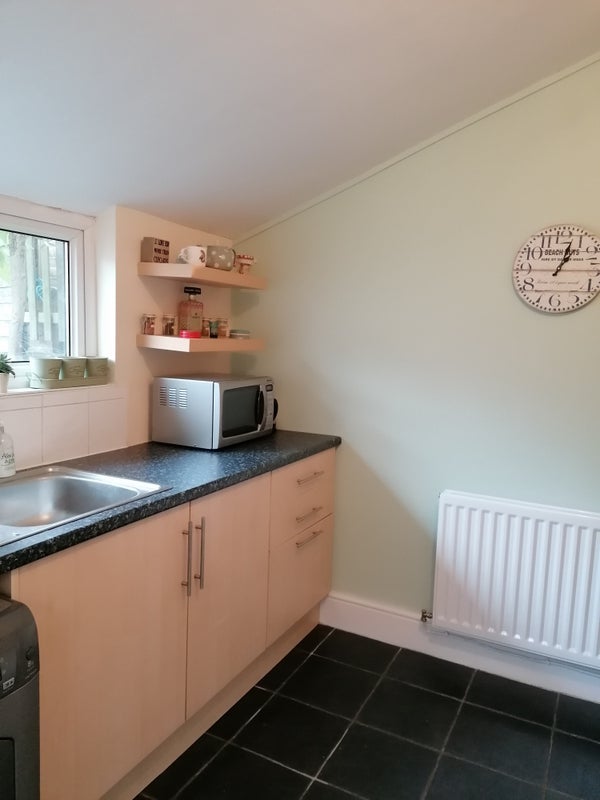 Room Kendrick Road in Barry