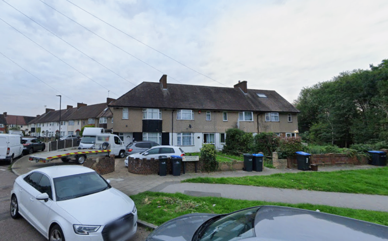 Flat Brookside Gardens in Greater London