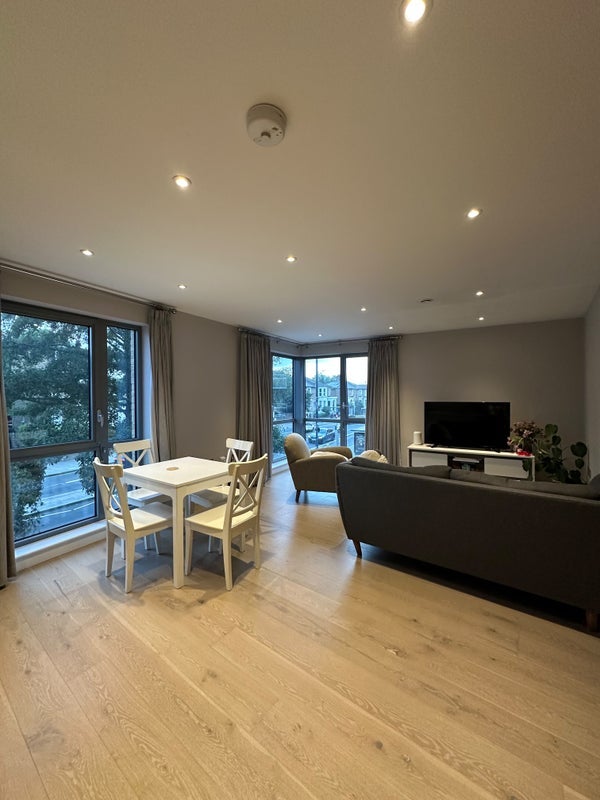 Flat Goldhawk Road in Greater London
